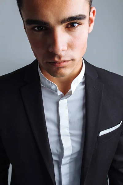 Retrato vertical de un hombre en el estudio sobre un fondo blanco. Persona motivada para lograr objetivos, chico intrigante — Foto de Stock