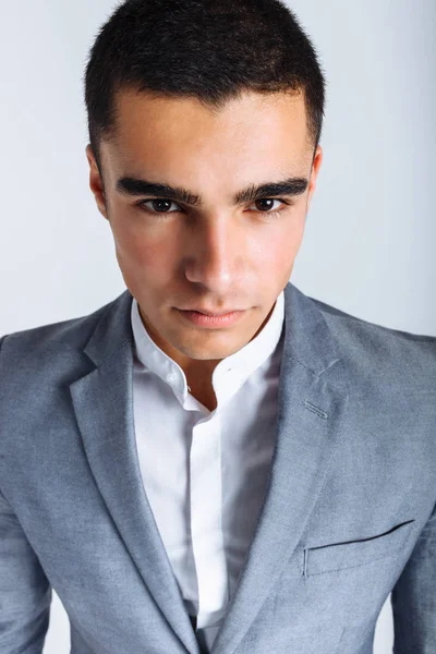 Retrato vertical de un hombre en el estudio sobre un fondo blanco. Persona motivada para lograr objetivos, chico intrigante — Foto de Stock