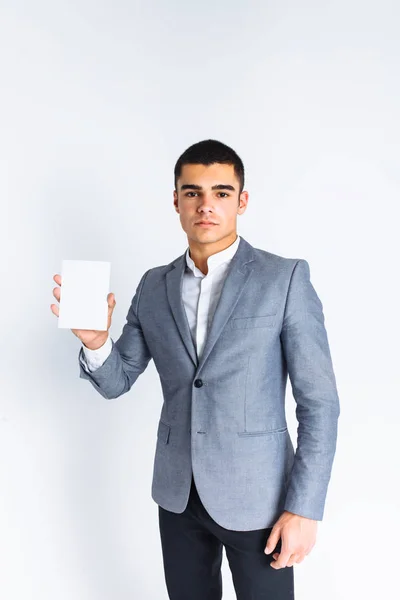 절연, 스튜디오에서 흰색 배경에 남자 빈 흰색 카드를 보여주는 세련 된 남성 — 스톡 사진