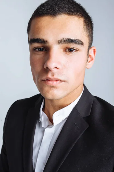 Retrato vertical de um homem no estúdio sobre um fundo branco. Pessoa motivada para atingir metas, cara de brooding — Fotografia de Stock