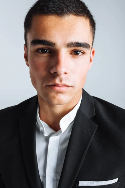 Retrato vertical de un hombre en el estudio sobre un fondo blanco. Persona motivada para lograr objetivos, chico intrigante — Foto de Stock