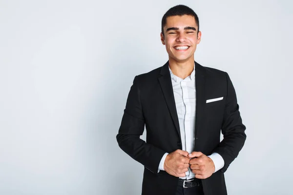 Retrato de un hombre hermoso posando en el Estudio. Fondo blanco, aislado. Hombre de negocios con estilo — Foto de Stock