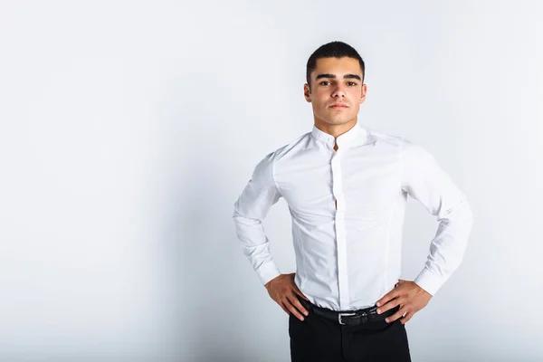 Retrato da bela posando em um estúdio, fundo branco, homem de negócios elegante — Fotografia de Stock