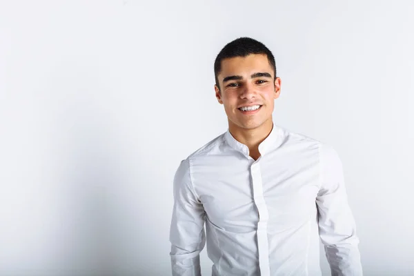 Retrato de un hombre hermoso posando en el Estudio. Fondo blanco, aislado. Hombre de negocios con estilo — Foto de Stock