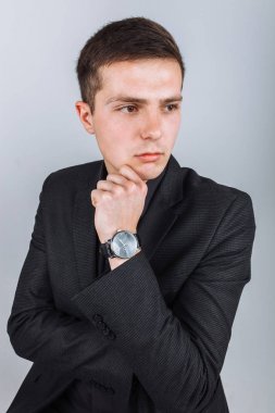 Stüdyo adam. Siyah elbiseli adam. Yakışıklı olan. Yüksek kaliteli fotoğraf