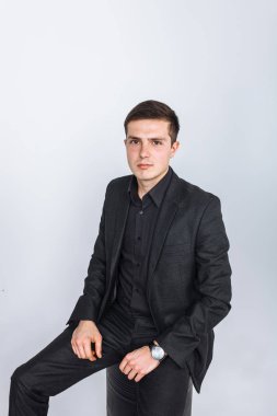 Stüdyo adam. Siyah elbiseli adam. Yakışıklı olan. Yüksek kaliteli fotoğraf
