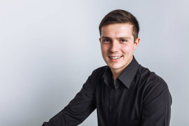 Stüdyo adam. Siyah elbiseli adam. Yakışıklı olan. Yüksek kaliteli fotoğraf