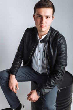 Stüdyo adam. Siyah ceketli çocuk. Yakışıklı olan. Yüksek kaliteli fotoğraf
