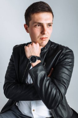 Stüdyo adam. Siyah ceketli çocuk. Yakışıklı adam