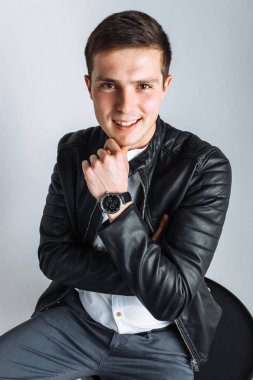 Stüdyo adam. Siyah ceketli çocuk. Yakışıklı adam