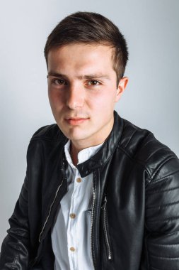 Stüdyo adam. Siyah ceketli çocuk. Yakışıklı adam