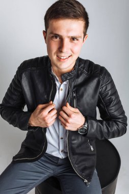 Varil üzerinde oturan adam. Stüdyo adam. Siyah ceketli çocuk. Yakışıklı adam