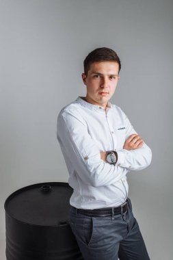 Stüdyo adam. Beyaz gömlekli adam. Yakışıklı adam.