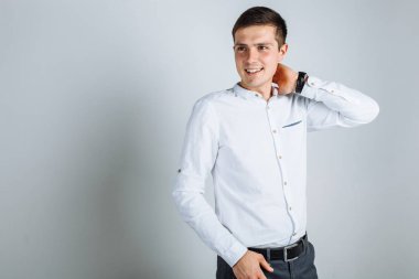 Stüdyo adam. Beyaz gömlekli adam. Yakışıklı adam.