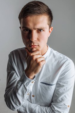 Stüdyo adam. Beyaz gömlekli adam. Yakışıklı adam.