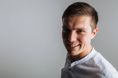 Stüdyo adam. Beyaz gömlekli adam. Yakışıklı adam.