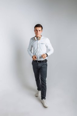 Adam kulaklıklarla. Stüdyo adam. Beyaz gömlekli adam. Yakışıklı adam.