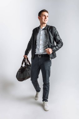 Bir erkek bir yolculuğa gider. Stüdyo adam. Siyah ceketli çocuk. Yakışıklı adam