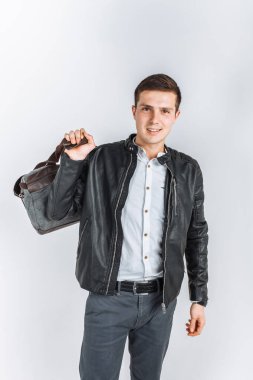 Bir erkek bir yolculuğa gider. Stüdyo adam. Siyah ceketli çocuk. Yakışıklı adam