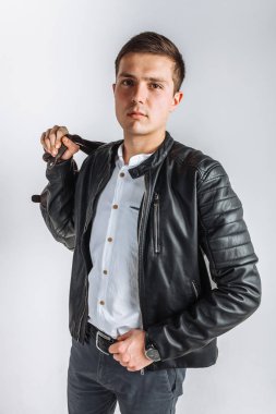 Bir erkek bir yolculuğa gider. Stüdyo adam. Siyah ceketli çocuk. Yakışıklı adam