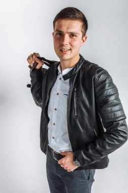 Bir erkek bir yolculuğa gider. Stüdyo adam. Siyah ceketli çocuk. Yakışıklı adam