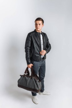 Bir erkek bir yolculuğa gider. Stüdyo adam. Siyah ceketli çocuk. Yakışıklı adam