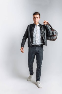 Bir erkek bir yolculuğa gider. Stüdyo adam. Siyah ceketli çocuk. Yakışıklı adam