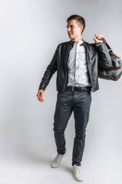 Bir erkek bir yolculuğa gider. Stüdyo adam. Siyah ceketli çocuk. Yakışıklı adam