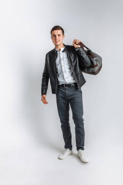 Bir erkek bir yolculuğa gider. Stüdyo adam. Siyah ceketli çocuk. Yakışıklı adam