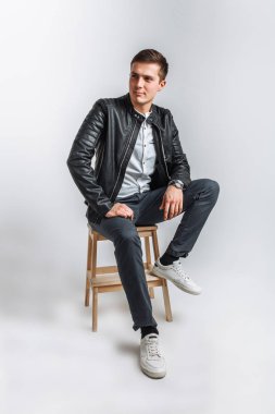 Stüdyo adam. Siyah ceketli çocuk. Yakışıklı adam