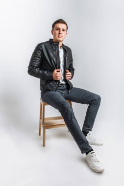 Stüdyo adam. Siyah ceketli çocuk. Yakışıklı adam