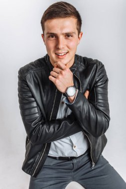 Stüdyo adam. Siyah ceketli çocuk. Yakışıklı adam