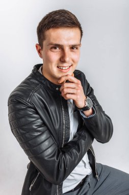 Stüdyo adam. Siyah ceketli çocuk. Yakışıklı adam