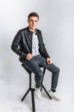 Stüdyo adam. Siyah ceketli çocuk. Yakışıklı adam