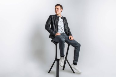 Stüdyo adam. Siyah ceketli çocuk. Yakışıklı adam