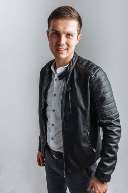 Stüdyo adam. Siyah ceketli çocuk. Yakışıklı adam