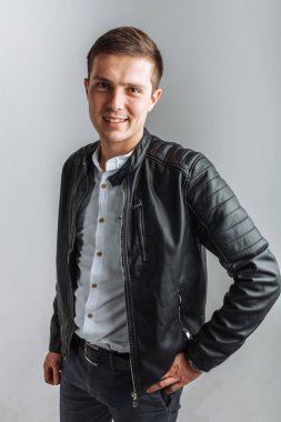 Stüdyo adam. Siyah ceketli çocuk. Yakışıklı adam