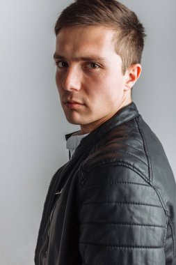 Stüdyo adam. Siyah ceketli çocuk. Yakışıklı adam