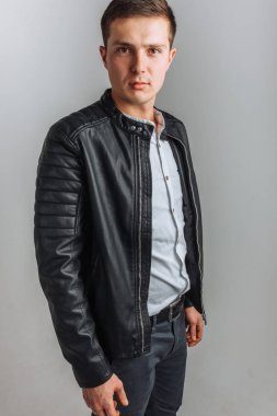 Stüdyo adam. Siyah ceketli çocuk. Yakışıklı adam