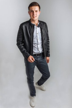 Stüdyo adam. Siyah ceketli çocuk. Yakışıklı adam