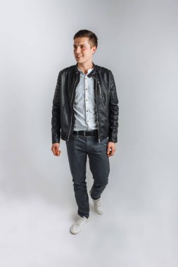 Stüdyo adam. Siyah ceketli çocuk. Yakışıklı adam