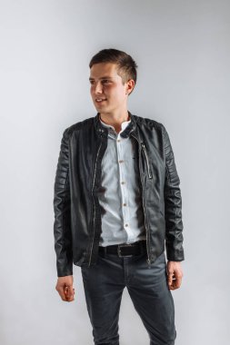 Stüdyo adam. Siyah ceketli çocuk. Yakışıklı adam