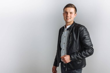 Stüdyo adam. Siyah ceketli çocuk. Yakışıklı adam