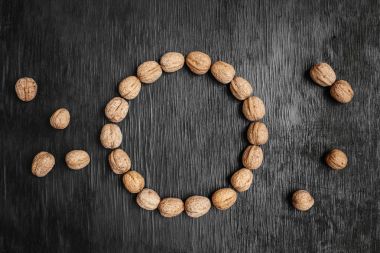 Bir sürü siyah bir ahşap zemin üzerine taze fındık. Tasarımcı için en iyi yöntemler. Fındık üzerinden güzel bir tasarım