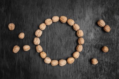 Bir sürü siyah bir ahşap zemin üzerine taze fındık. Tasarımcı için en iyi yöntemler. Fındık üzerinden güzel bir tasarım