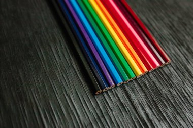 Siyah bir zemin üzerine birçok renkli kalemler. Yeni kalemler