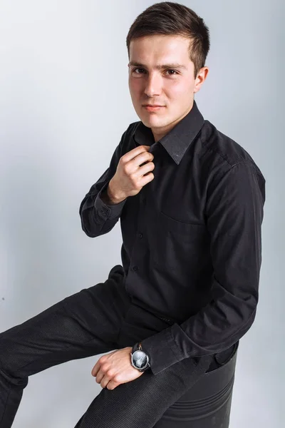 Tipo Del Estudio Tipo Del Traje Negro Tipo Guapo Foto — Foto de Stock