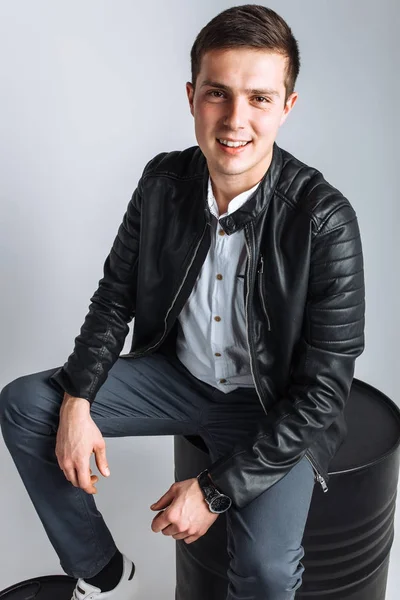 El tipo sentado en el barril. El tipo del estudio. El tipo de la chaqueta negra. Chico guapo — Foto de Stock