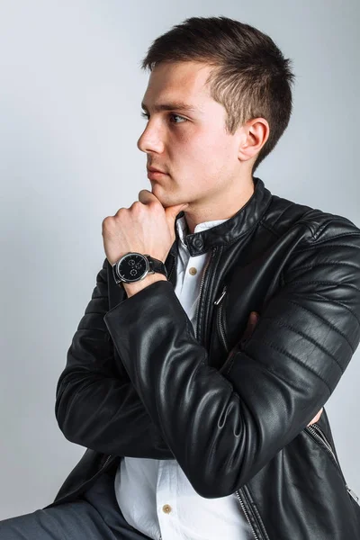 Der Typ im Studio. der Typ in der schwarzen Jacke. gutaussehender Typ — Stockfoto