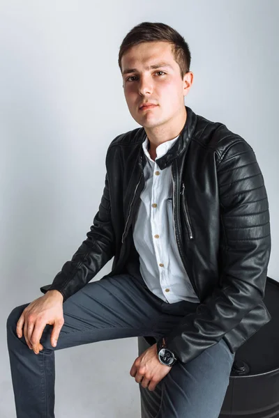 El tipo sentado en el barril. El tipo del estudio. El tipo de la chaqueta negra. Chico guapo — Foto de Stock